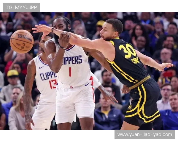 雄鹿与猛龙激战正酣黑白直播带你领略精彩瞬间